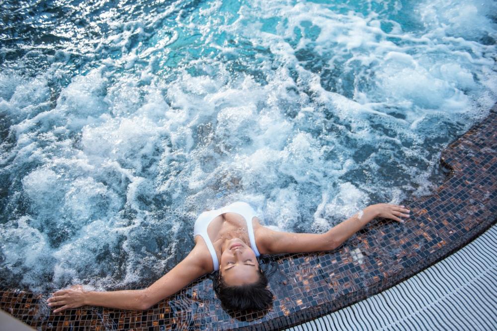 Femme dans un spa de luxe
